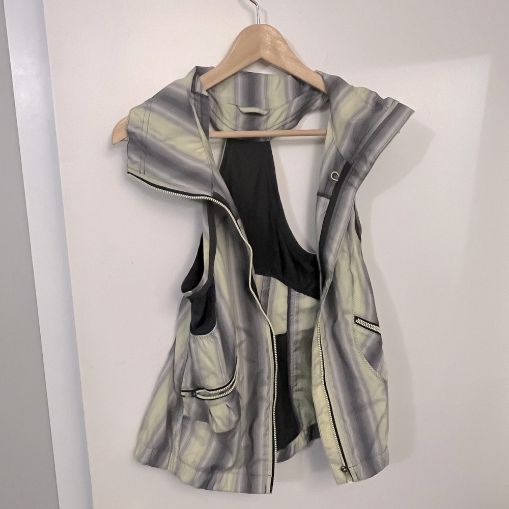 EUC Lululemon Running Vest, citrón and grey Size 6